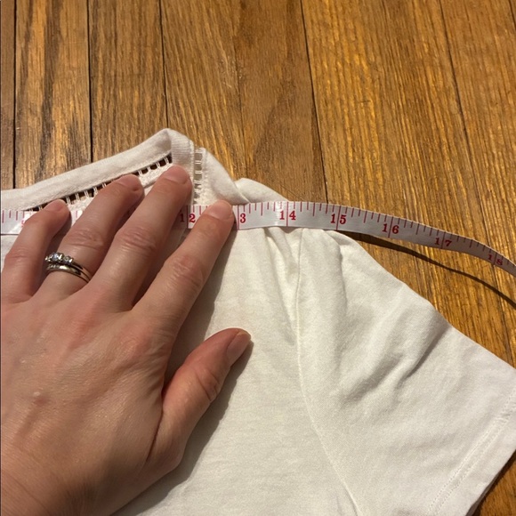 Elegant White V-Neck Short Sleeve Top - Picture 5 of 7